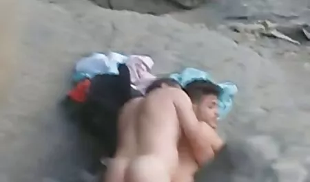 Armoni Monie mutter tochter inzest porn trägt schwarze Dessous und Absätze