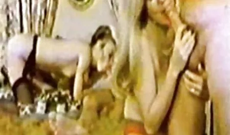 Mollige Blondine mutter tochter sexvideo schiebt es so tief wie möglich für einen Orgasmus