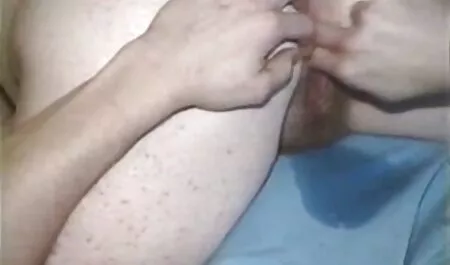 Teen Ebenholz nimmt einen großen zwischen den porno vater Beinen