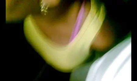 Reife Rothaarige in einem engen porn mutter und tochter Kleid spielt