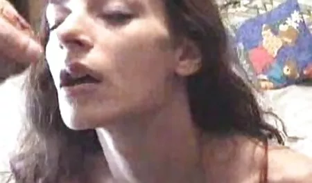 Deutsche Stiefmutter hilft Stiefsohn mit Handjob, wenn sie alleine zu Hause tochter pornos ist